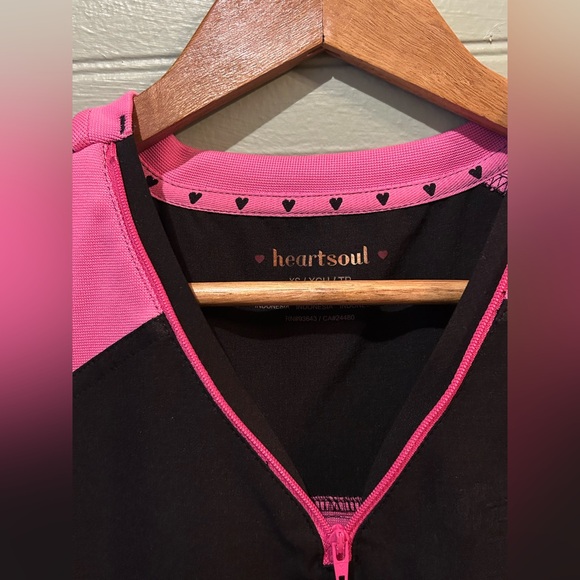 🩺 HeartSoul Women's Black and Pink Scrub Top Size Small - Picture 2 of 10